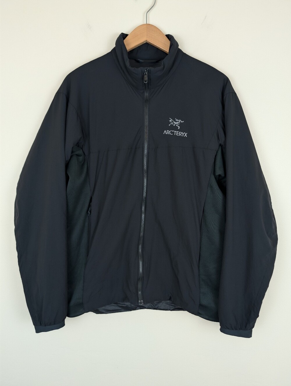 Arc'teryx Men's Atom LT Lightweight Mid-layer Jacket - Black - Size Medium